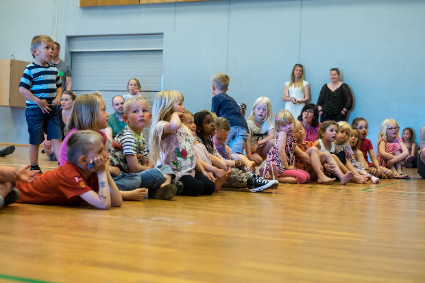 Onkel Jes stod for underholdningen for de mange glade b�rn